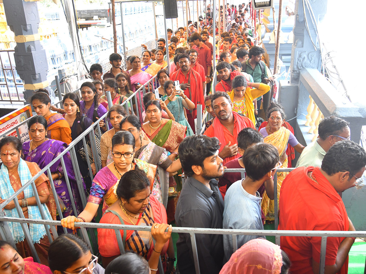 Dussehra 2026 : Heavy Rush at Vijayawada Indrakeeladri21