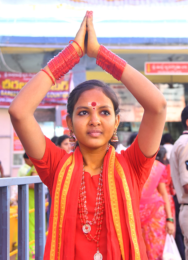 Dussehra 2026 : Heavy Rush at Vijayawada Indrakeeladri22