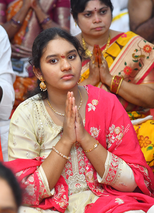 Dussehra 2026 : Heavy Rush at Vijayawada Indrakeeladri24
