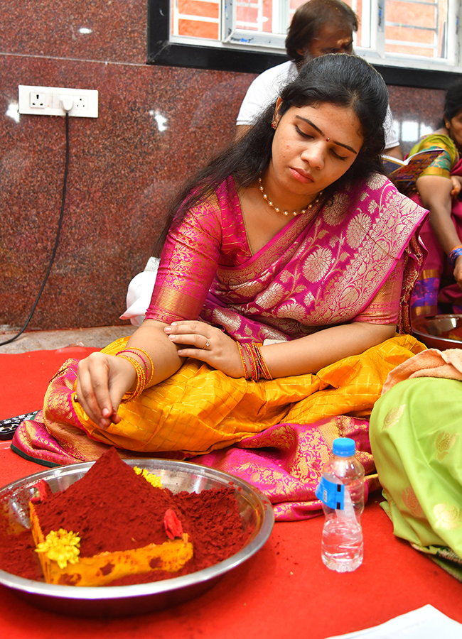 Dussehra 2026 : Heavy Rush at Vijayawada Indrakeeladri25