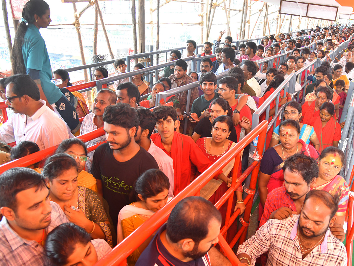 Dussehra 2026 : Heavy Rush at Vijayawada Indrakeeladri28