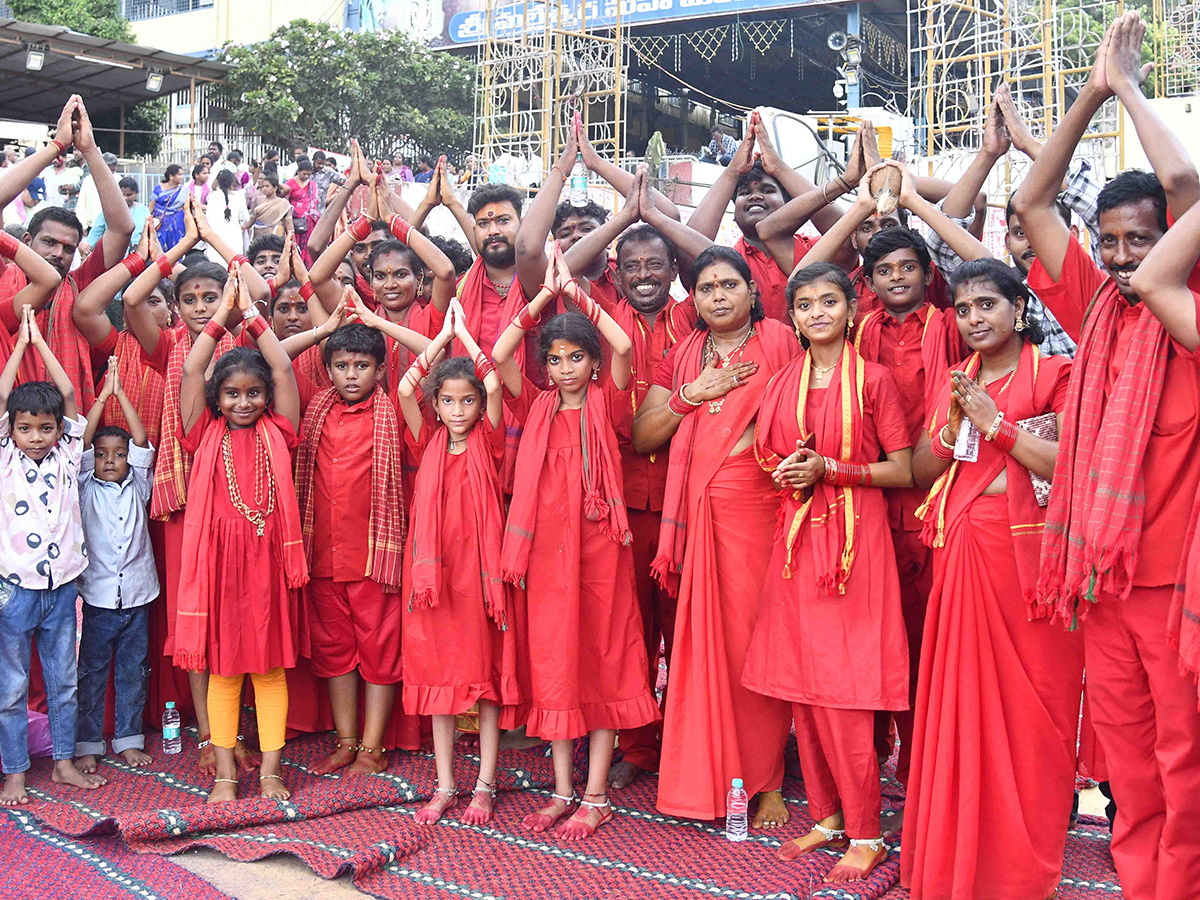 Dussehra 2026 : Heavy Rush at Vijayawada Indrakeeladri3