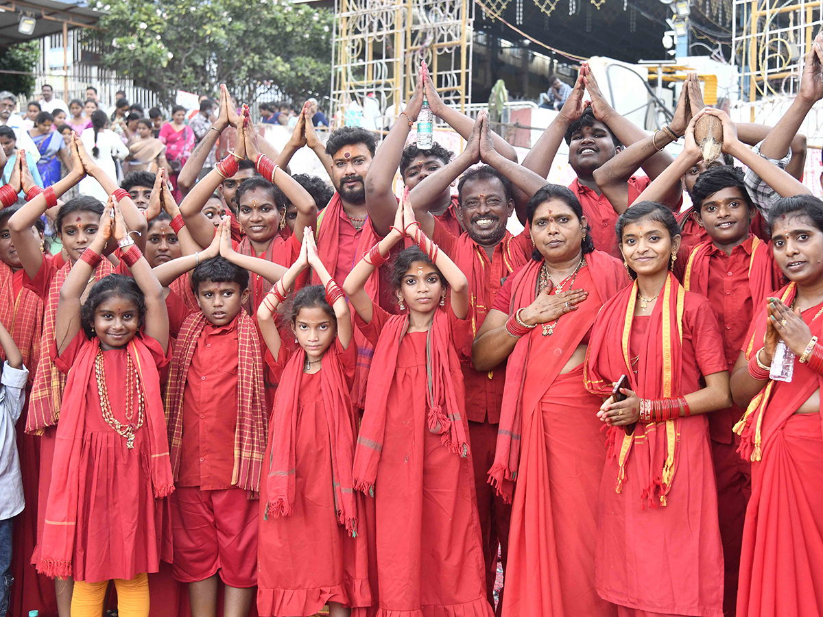 Dussehra 2026 : Heavy Rush at Vijayawada Indrakeeladri29