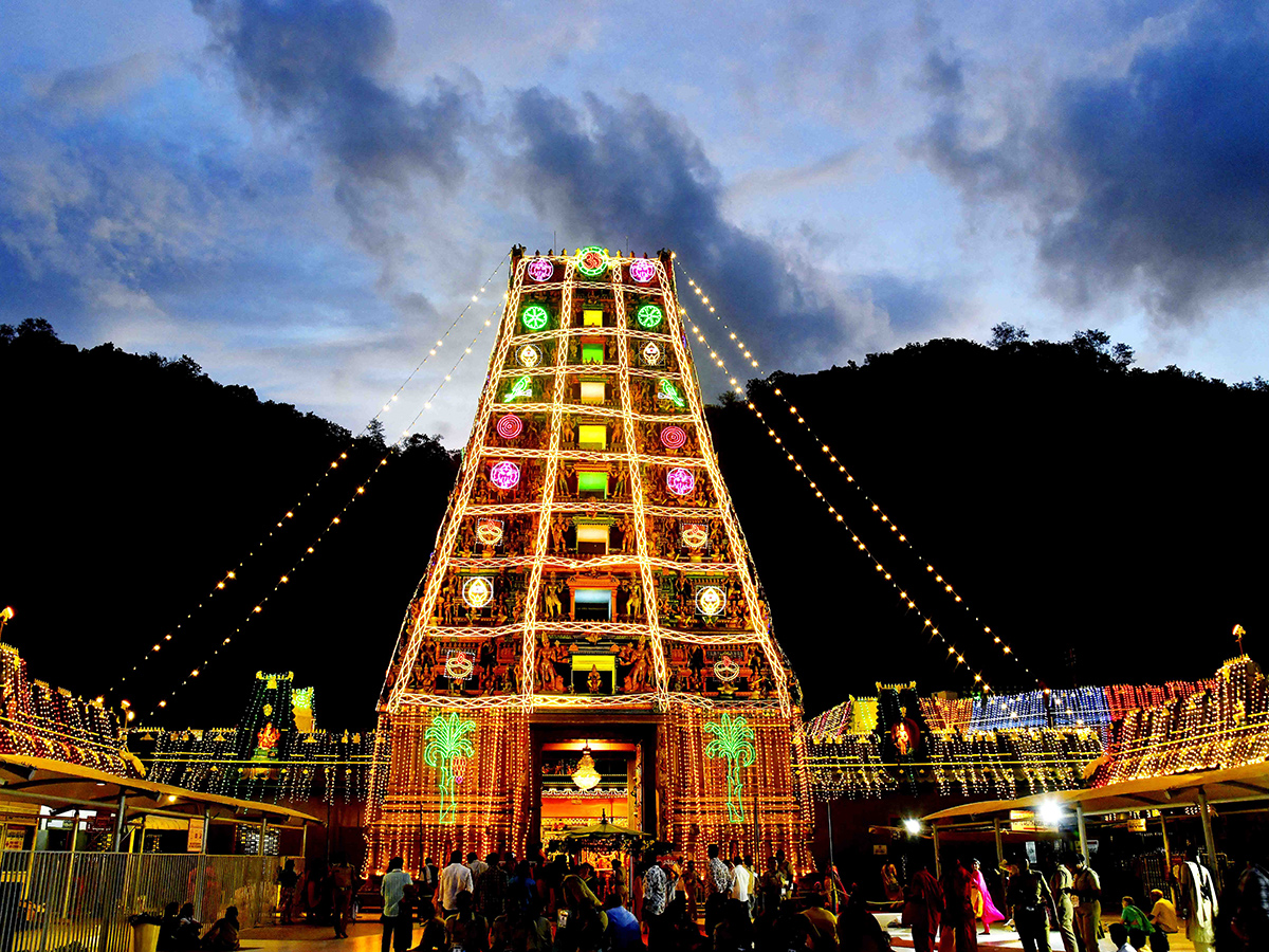 Dussehra 2026 : Heavy Rush at Vijayawada Indrakeeladri30