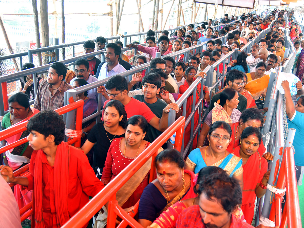 Dussehra 2026 : Heavy Rush at Vijayawada Indrakeeladri31