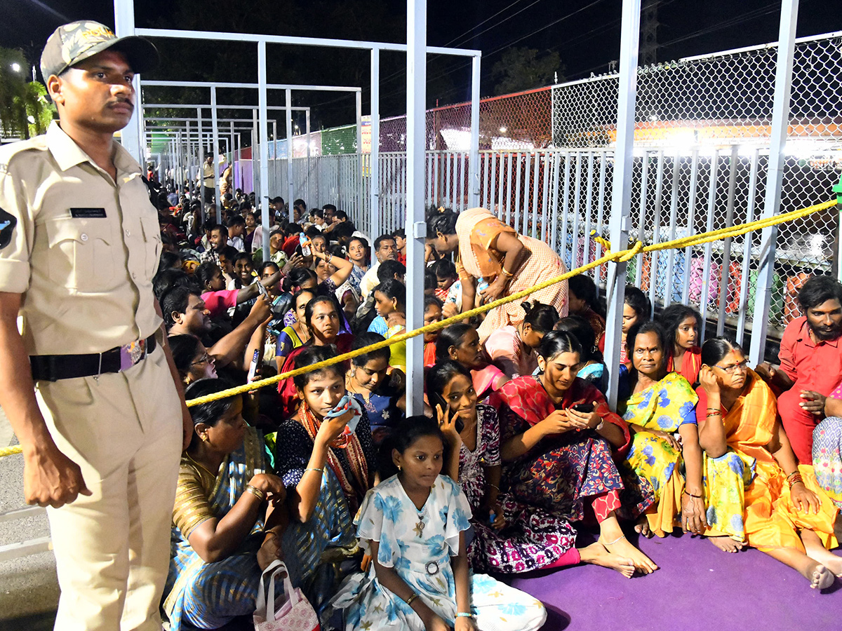 Dussehra 2026 : Heavy Rush at Vijayawada Indrakeeladri4