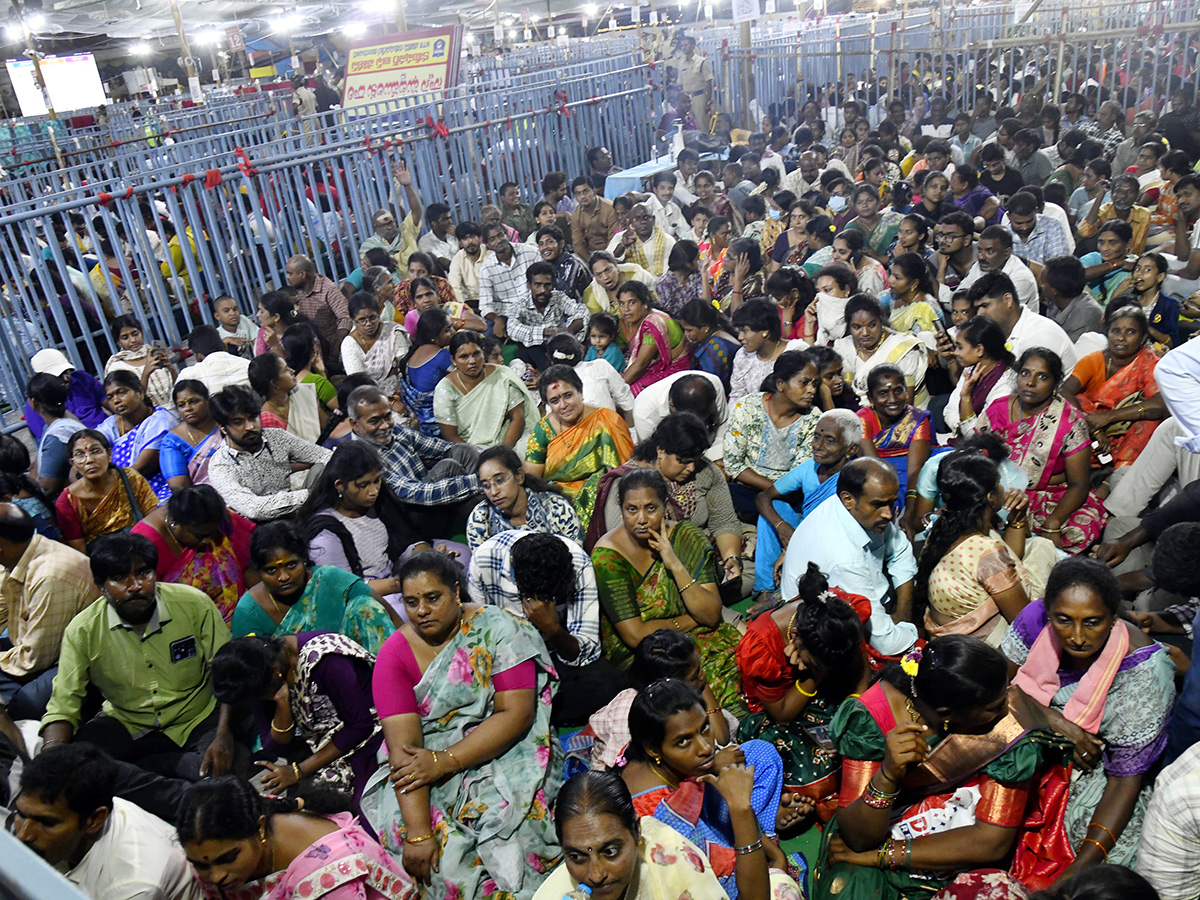 Dussehra 2026 : Heavy Rush at Vijayawada Indrakeeladri5