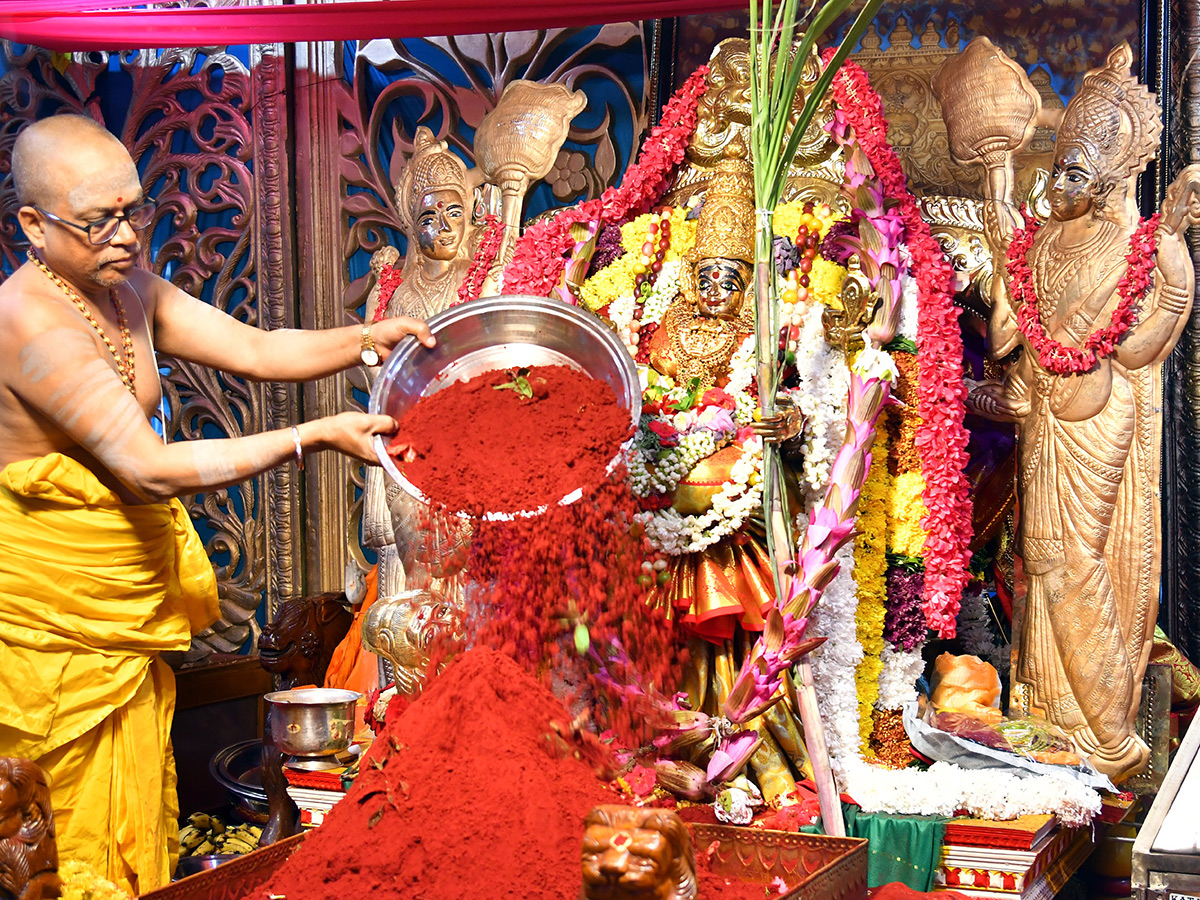 Dussehra 2026 : Heavy Rush at Vijayawada Indrakeeladri6