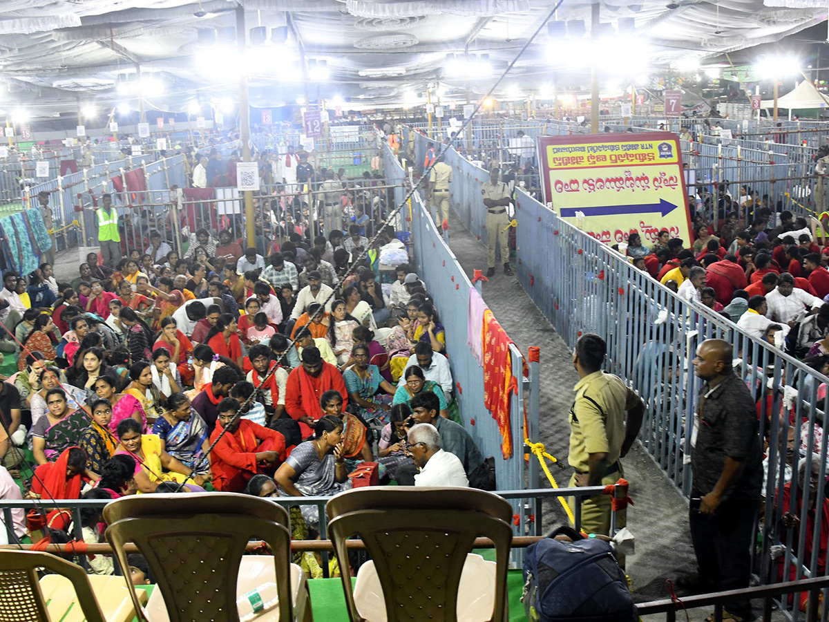 Dussehra 2026 : Heavy Rush at Vijayawada Indrakeeladri7