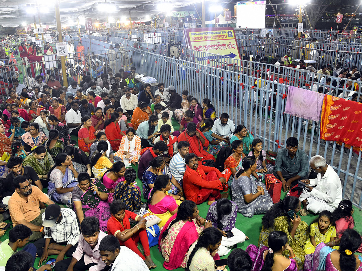 Dussehra 2026 : Heavy Rush at Vijayawada Indrakeeladri9