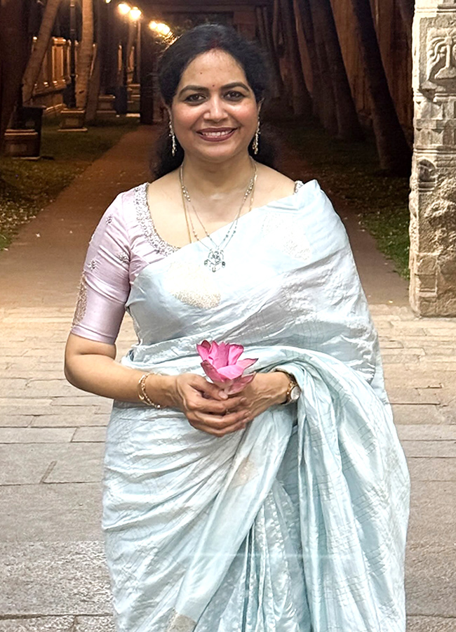 Singer Sunitha Visits Famous Temples in Tamil Nadu11