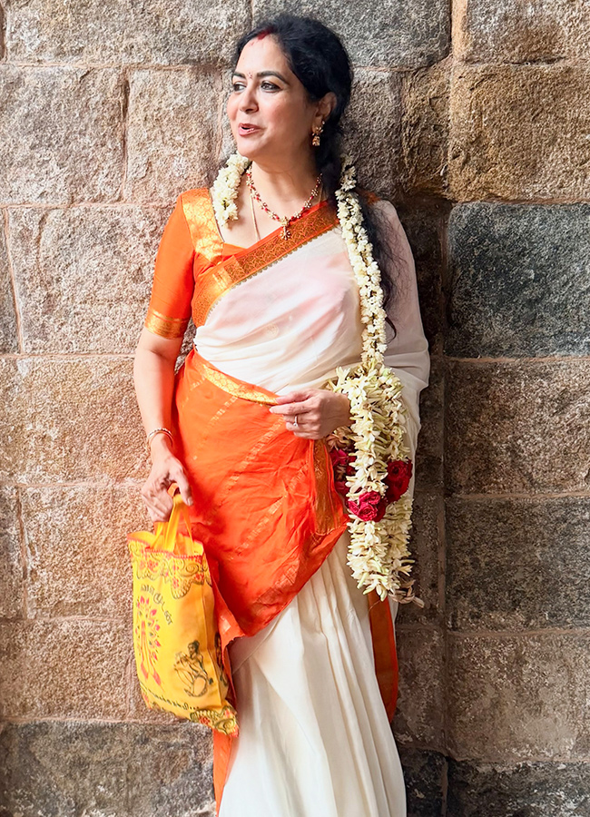 Singer Sunitha Visits Famous Temples in Tamil Nadu12