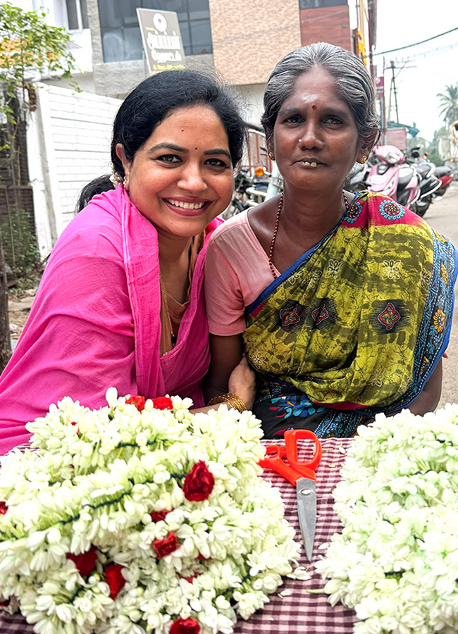 Singer Sunitha Visits Famous Temples in Tamil Nadu13
