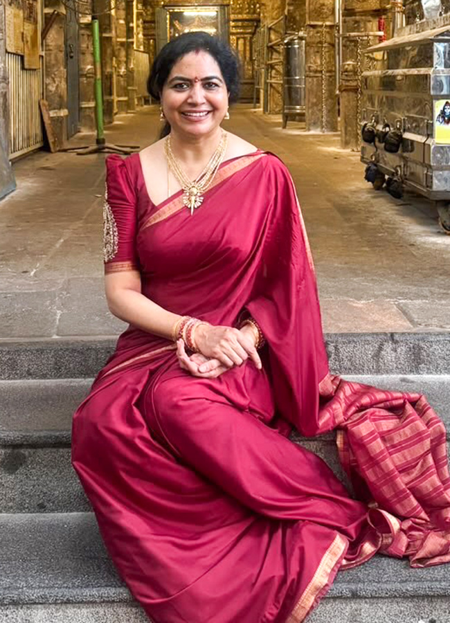 Singer Sunitha Visits Famous Temples in Tamil Nadu14