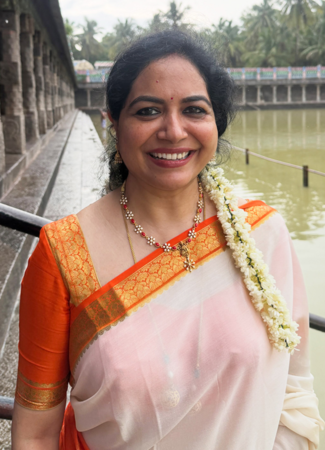 Singer Sunitha Visits Famous Temples in Tamil Nadu8