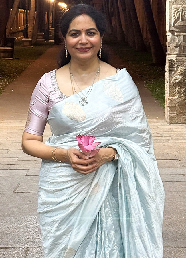 Singer Sunitha Visits Famous Temples in Tamil Nadu10