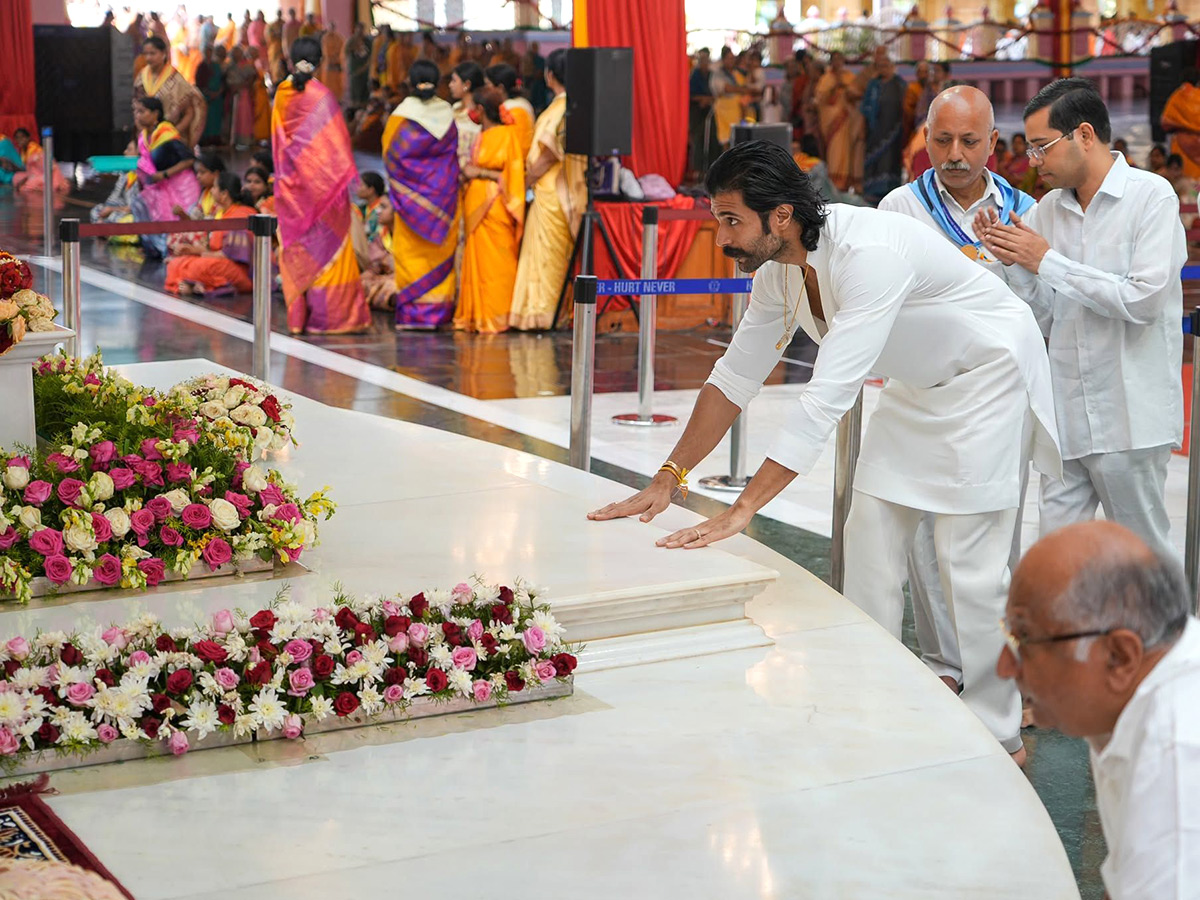 Vijay Deverakonda And Rashmika at Puttaparthi HD Photos10