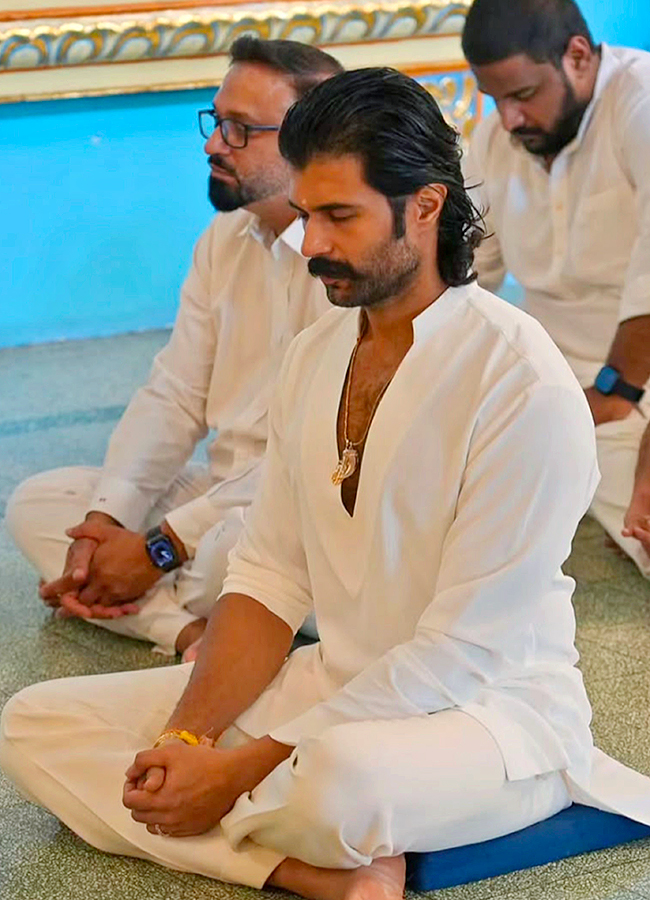 Vijay Deverakonda And Rashmika at Puttaparthi HD Photos11