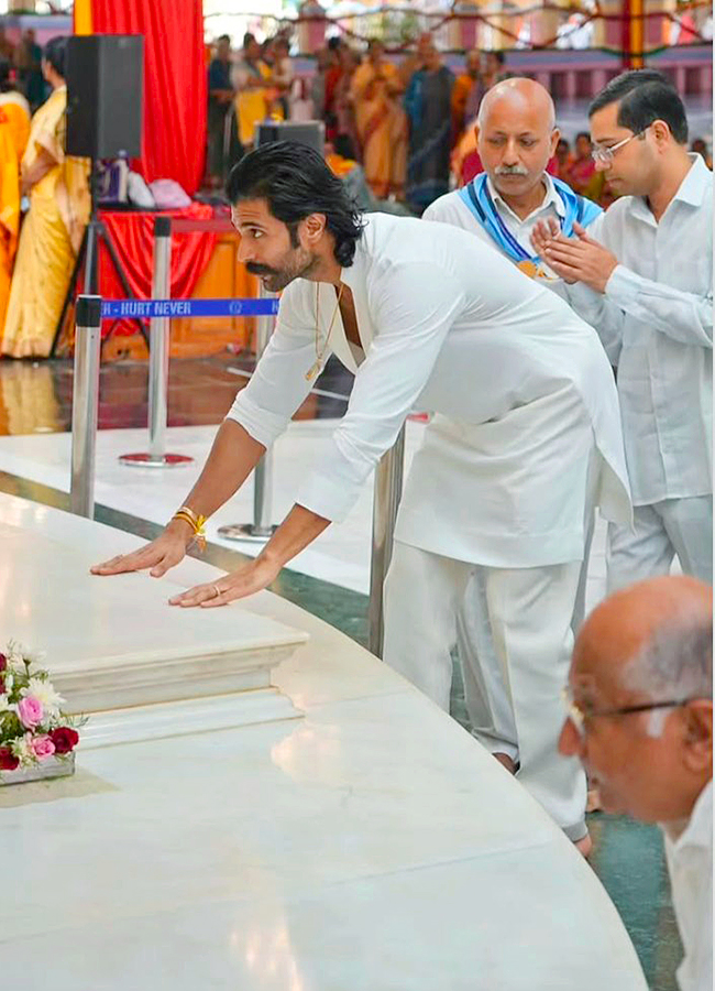 Vijay Deverakonda And Rashmika at Puttaparthi HD Photos13