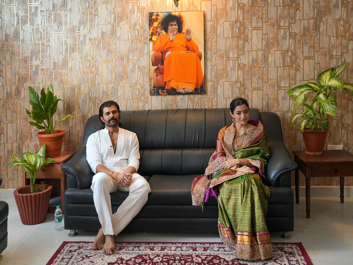 Vijay Deverakonda And Rashmika at Puttaparthi HD Photos3