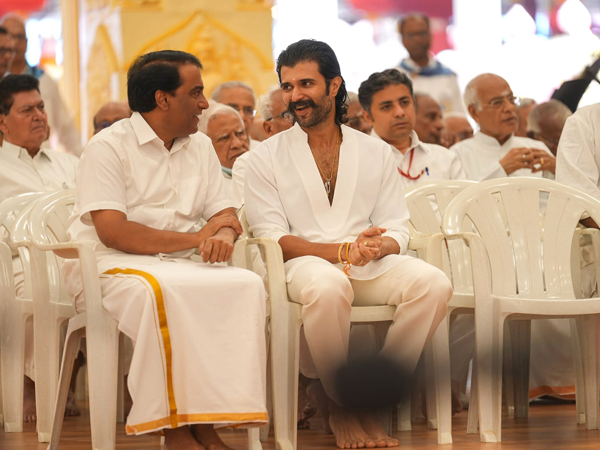 Vijay Deverakonda And Rashmika at Puttaparthi HD Photos4