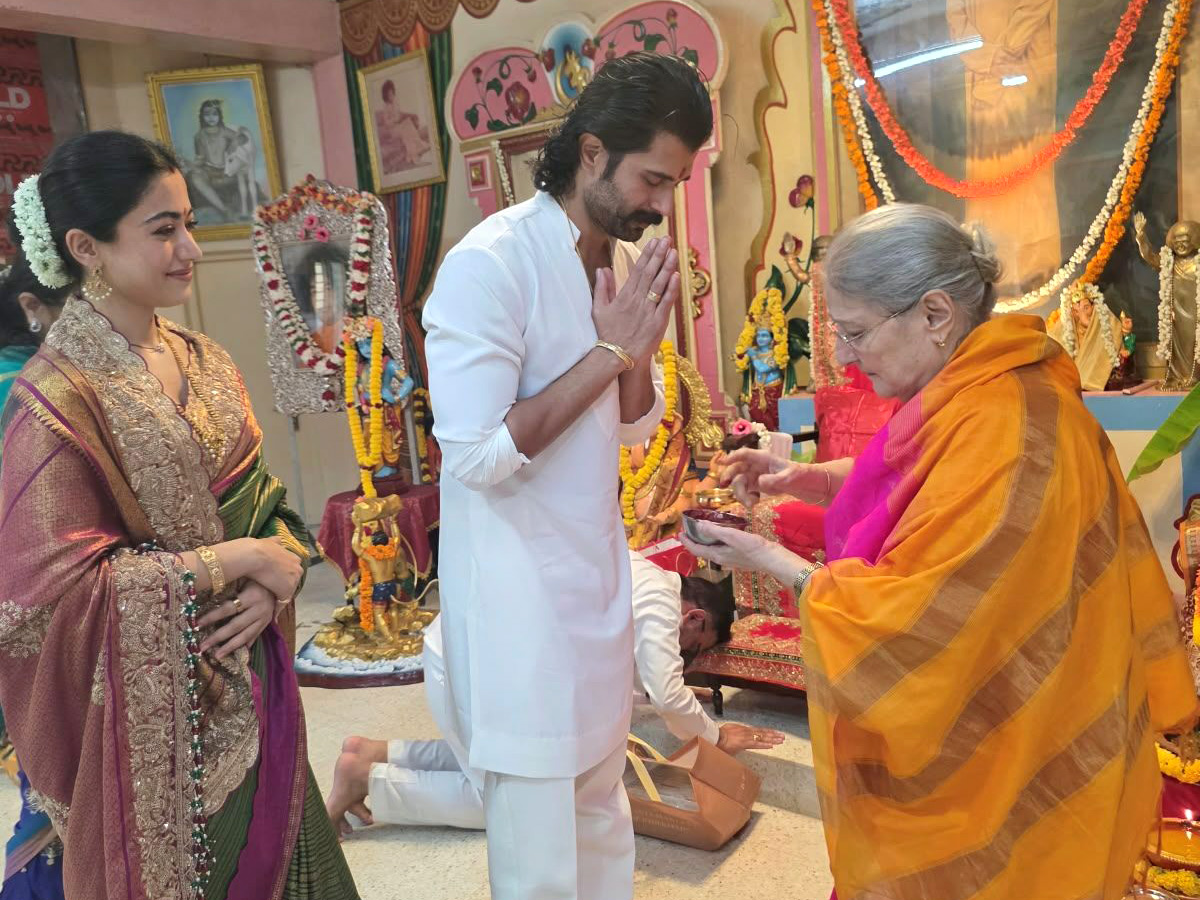 Vijay Deverakonda And Rashmika at Puttaparthi HD Photos7