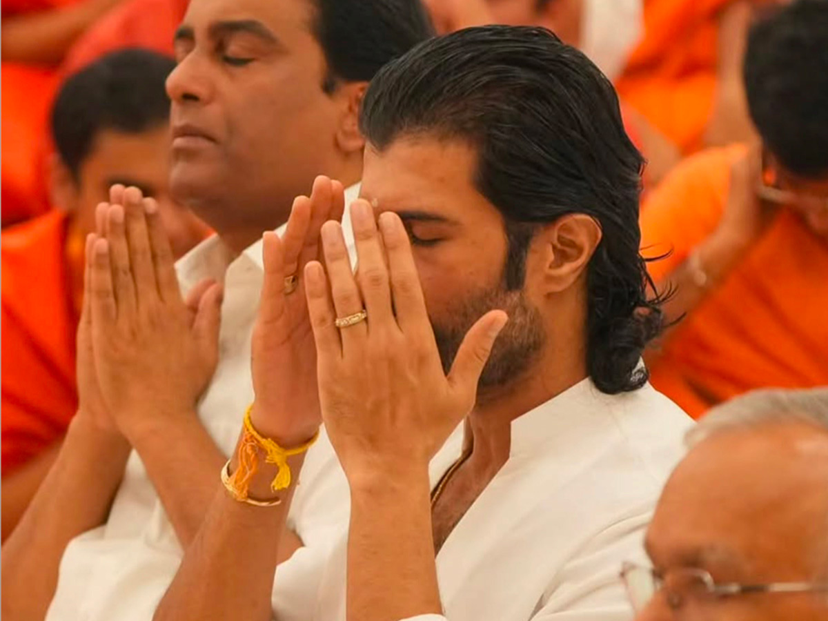 Vijay Deverakonda And Rashmika at Puttaparthi HD Photos9