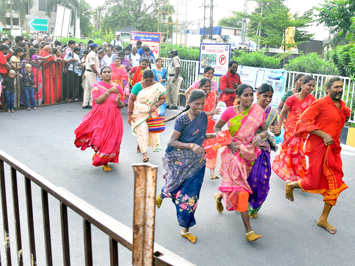 Dussehra 2026 : Huge Rush at Vijayawada Indrakeeladri10