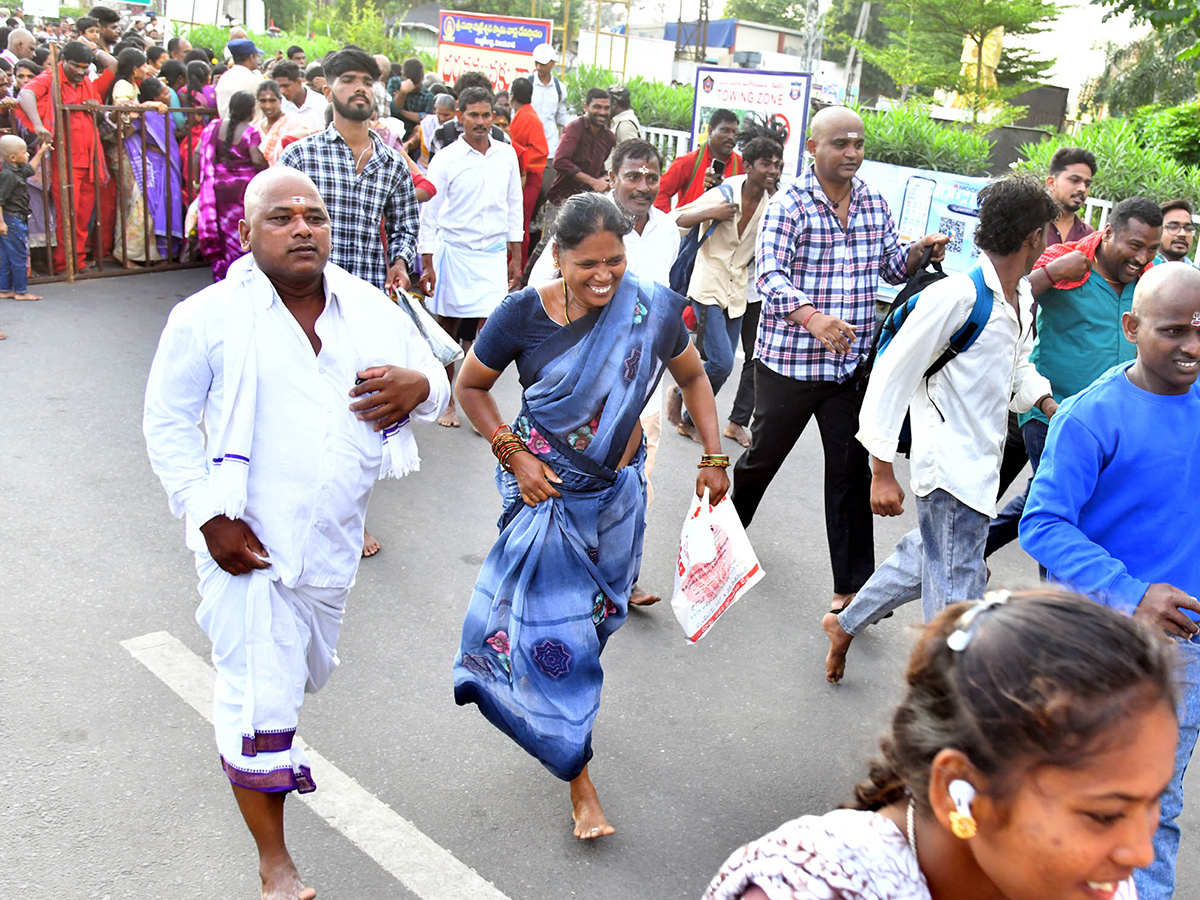 Dussehra 2026 : Huge Rush at Vijayawada Indrakeeladri12