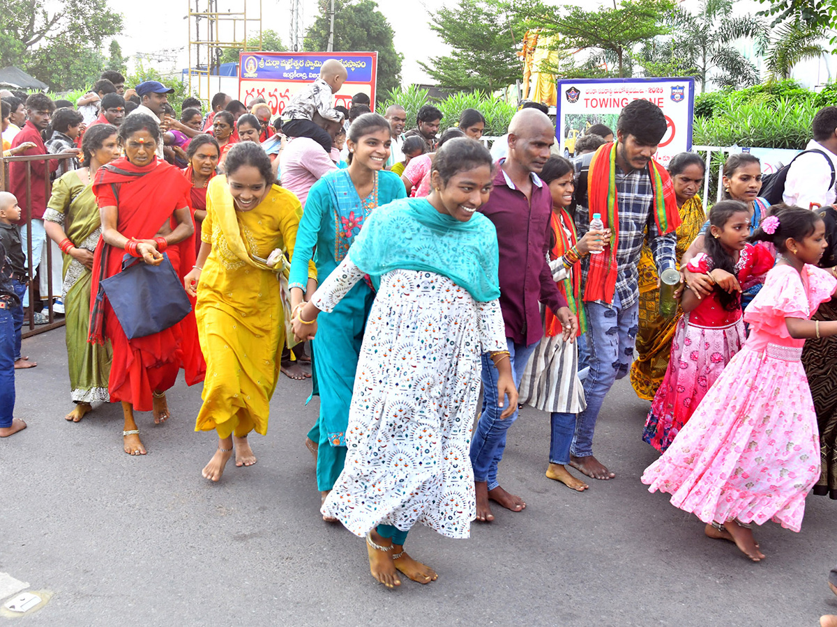 Dussehra 2026 : Huge Rush at Vijayawada Indrakeeladri13