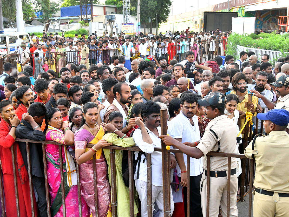 Dussehra 2026 : Huge Rush at Vijayawada Indrakeeladri14