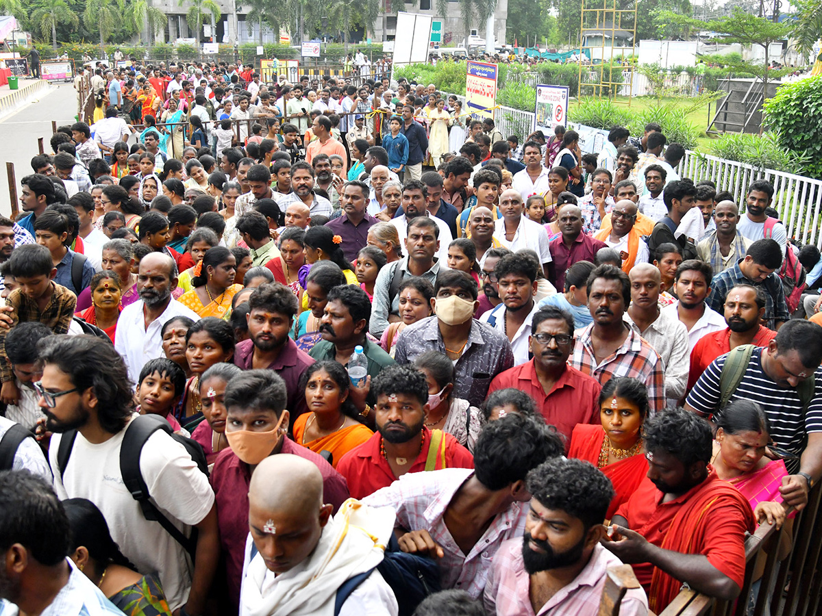 Dussehra 2026 : Huge Rush at Vijayawada Indrakeeladri15