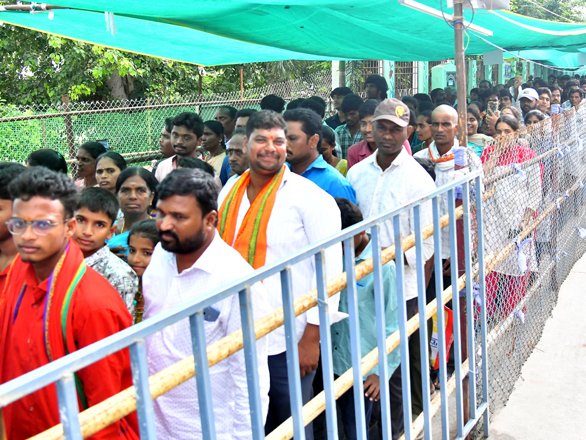 Dussehra 2026 : Huge Rush at Vijayawada Indrakeeladri16