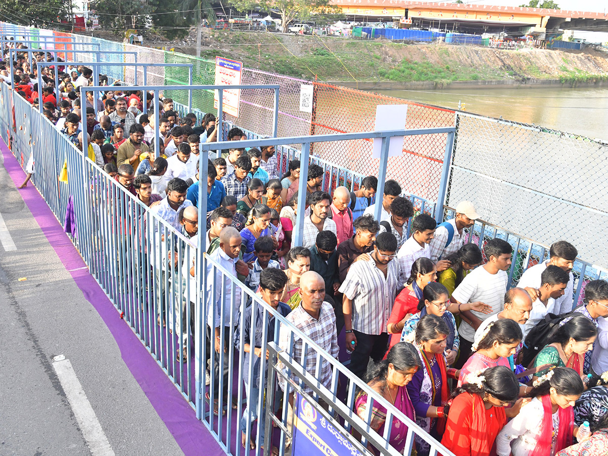 Dussehra 2026 : Huge Rush at Vijayawada Indrakeeladri17