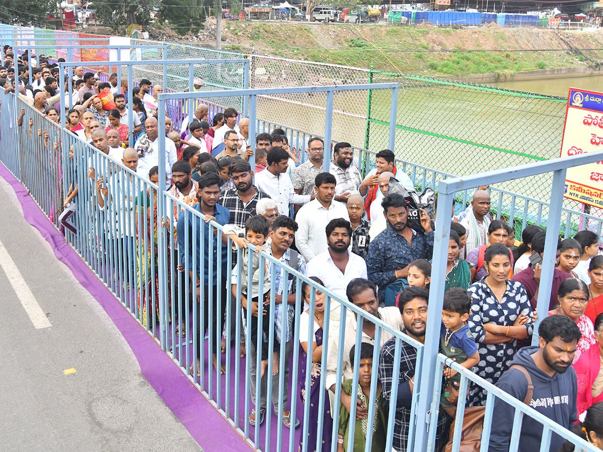 Dussehra 2026 : Huge Rush at Vijayawada Indrakeeladri18