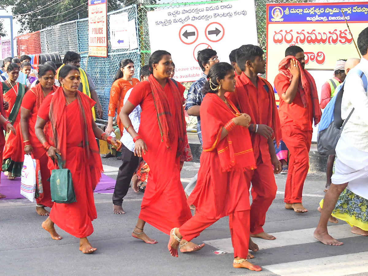 Dussehra 2026 : Huge Rush at Vijayawada Indrakeeladri19