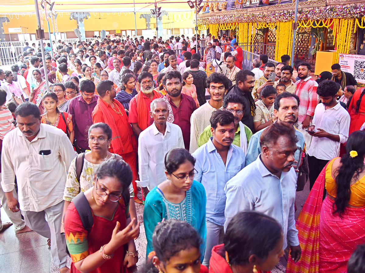 Dussehra 2026 : Huge Rush at Vijayawada Indrakeeladri24