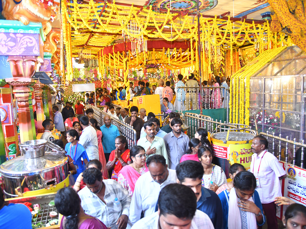 Dussehra 2026 : Huge Rush at Vijayawada Indrakeeladri25