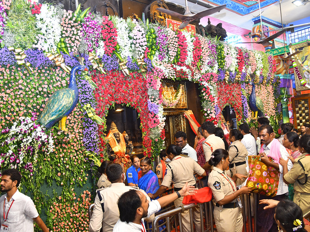 Dussehra 2026 : Huge Rush at Vijayawada Indrakeeladri26