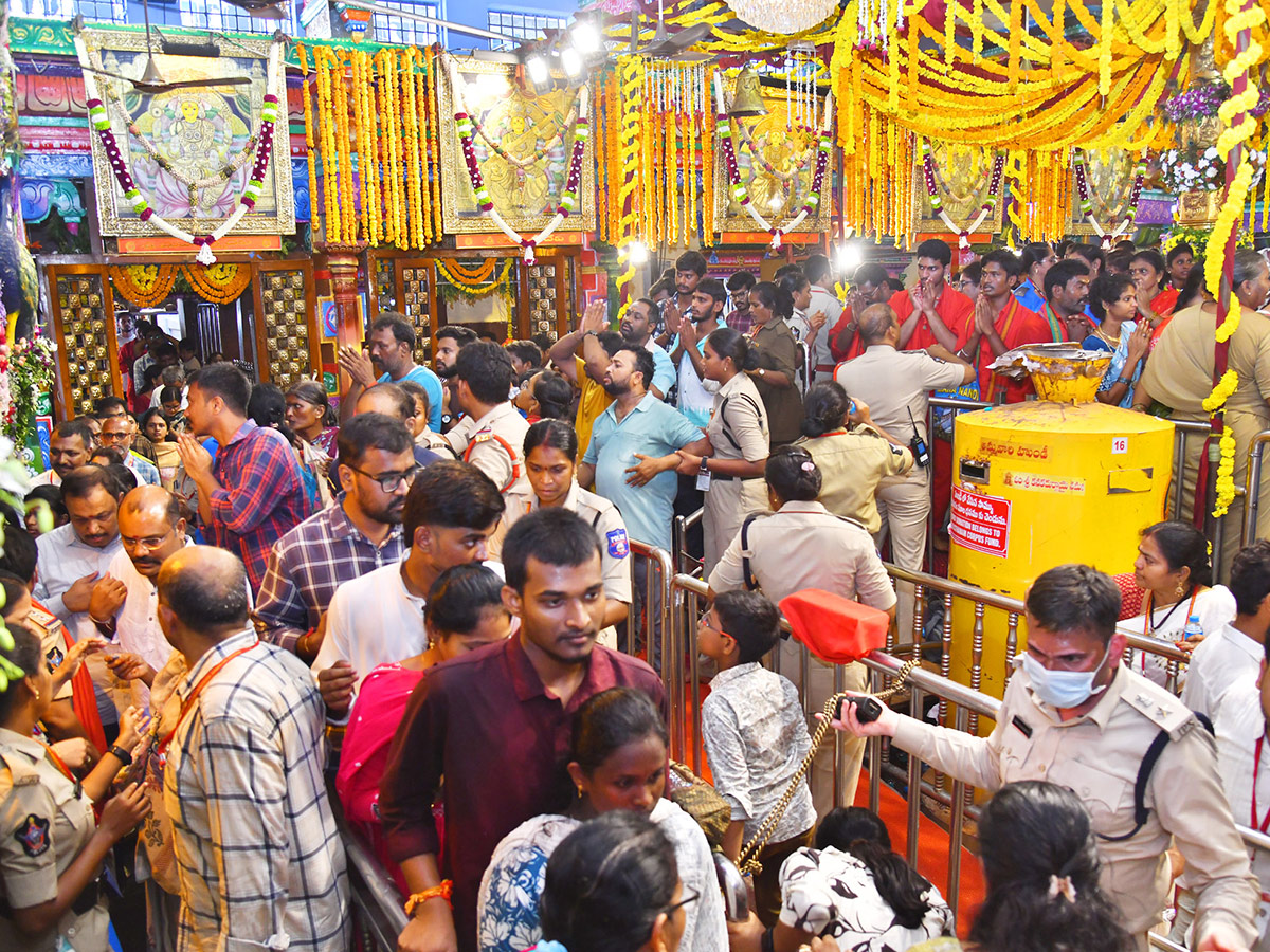 Dussehra 2026 : Huge Rush at Vijayawada Indrakeeladri27