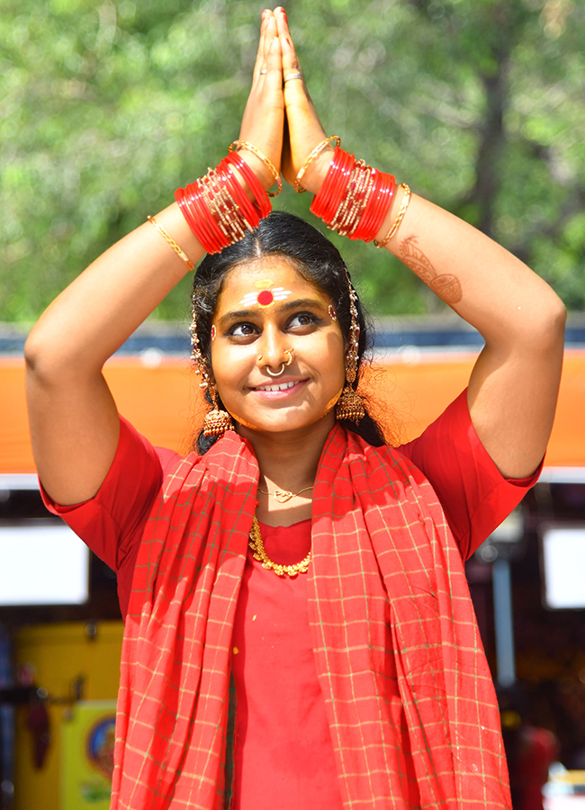 Dussehra 2026 : Huge Rush at Vijayawada Indrakeeladri28