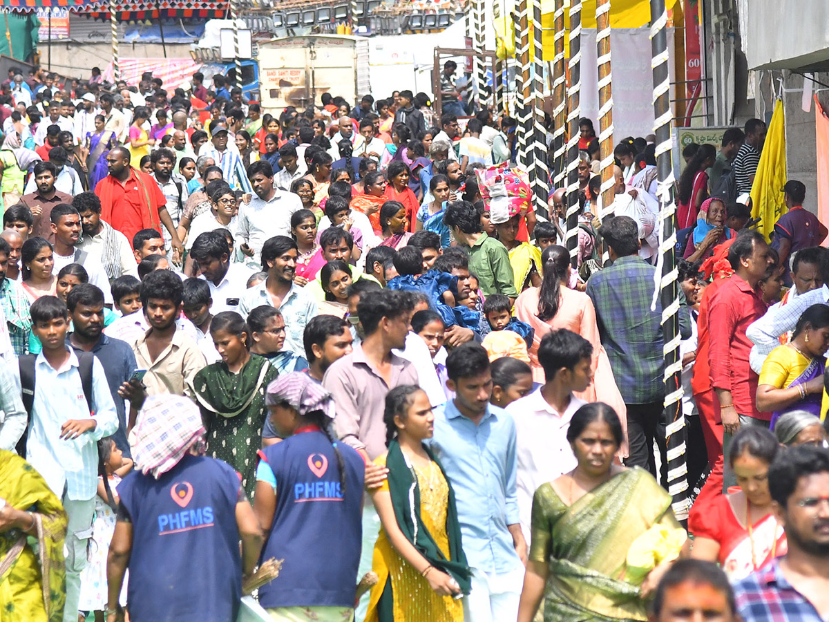 Dussehra 2026 : Huge Rush at Vijayawada Indrakeeladri3