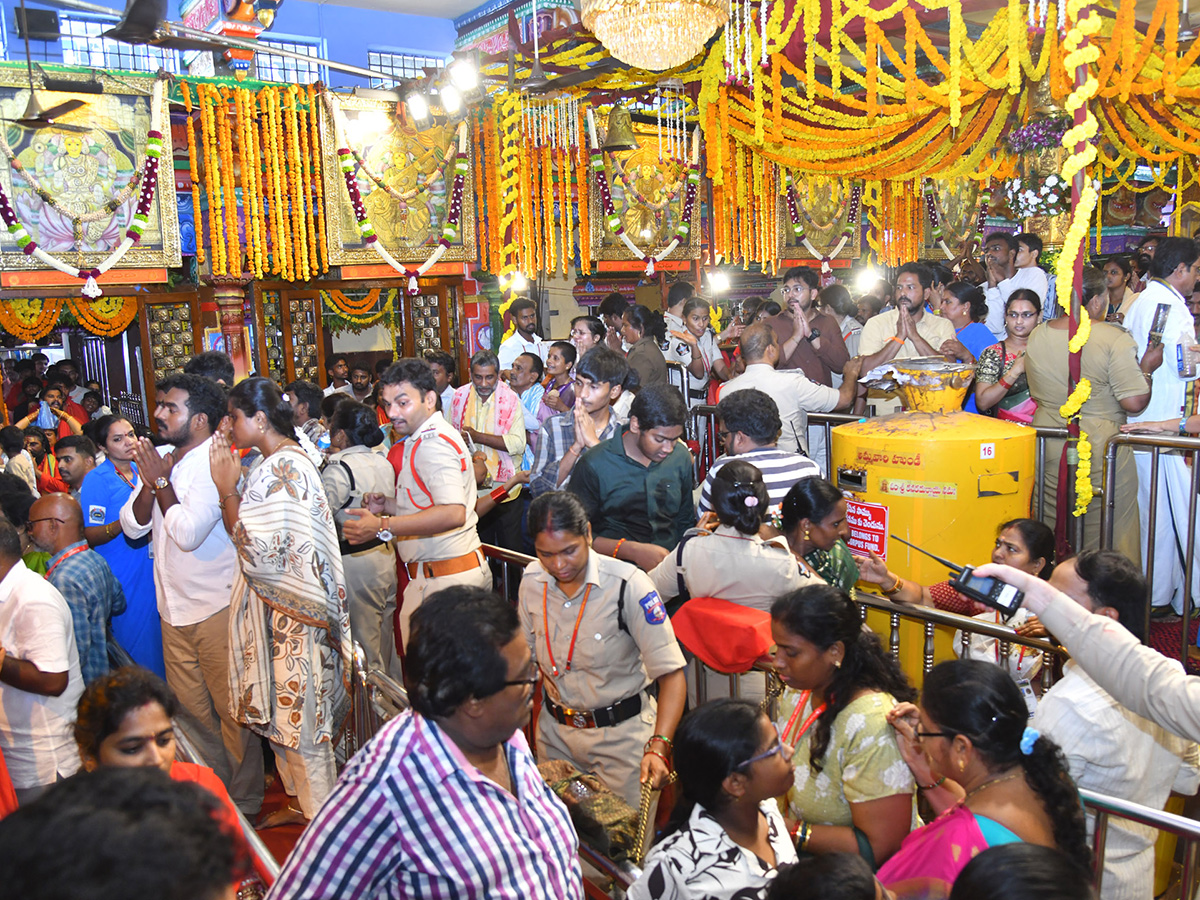 Dussehra 2026 : Huge Rush at Vijayawada Indrakeeladri34