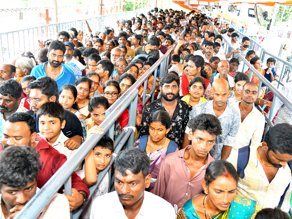 Dussehra 2026 : Huge Rush at Vijayawada Indrakeeladri6