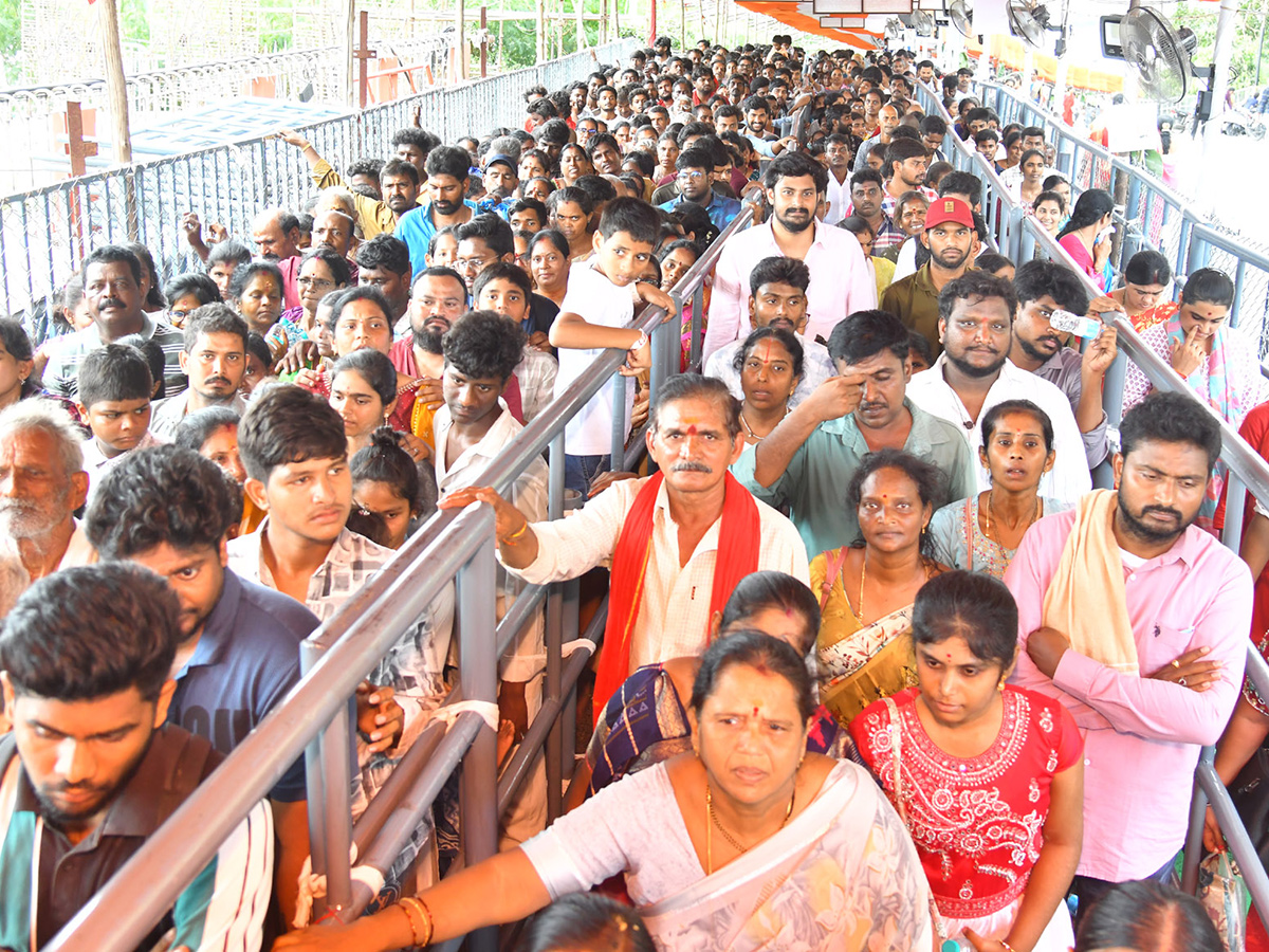 Dussehra 2026 : Huge Rush at Vijayawada Indrakeeladri7