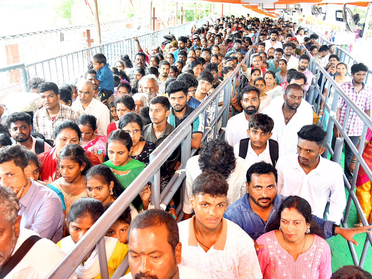 Dussehra 2026 : Huge Rush at Vijayawada Indrakeeladri8