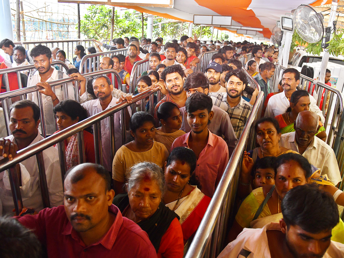 Dussehra 2026 : Huge Rush at Vijayawada Indrakeeladri9
