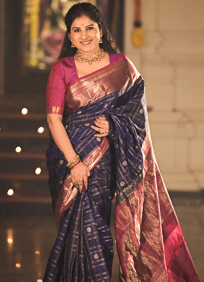 Singer Mangli Stuns in a Silk Saree2