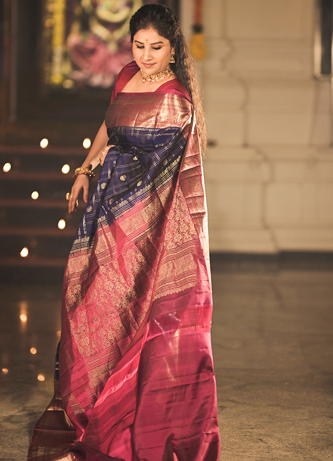 Singer Mangli Stuns in a Silk Saree11