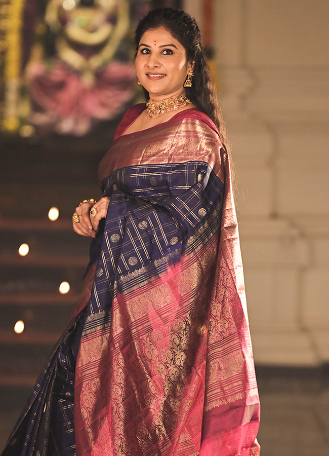 Singer Mangli Stuns in a Silk Saree12